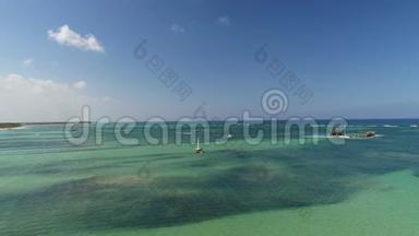 多米尼加共和国蓬塔卡纳的热带<strong>度假</strong>。 海滩<strong>度假</strong>胜地的空中景色。 海上双体船和快艇